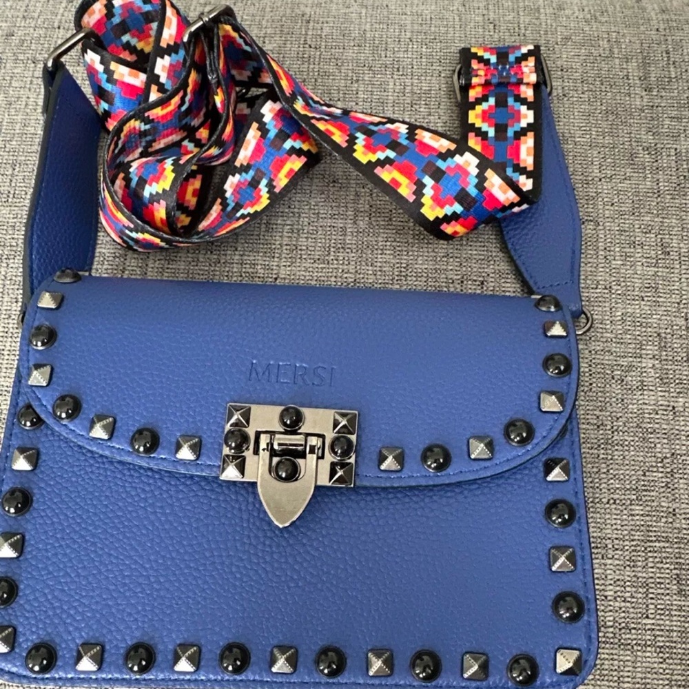 Crossbody Bag

Brand : Merci 

Colors: Blue 
 
Condition: used good condition